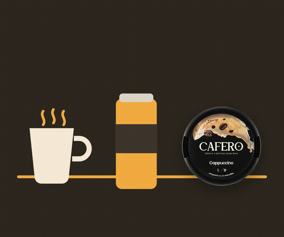 Una taza de café, una lata de bebida energética y una lata de bolsitas de cafeína CAFERO en el mismo estante