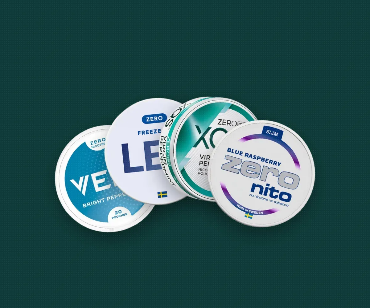 Cuatro latas slim de bolsitas sin nicotina en abanico: VELO, LEO, XQS y Zeronito